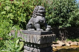boeddha beeld leeuw thuis in de tuin