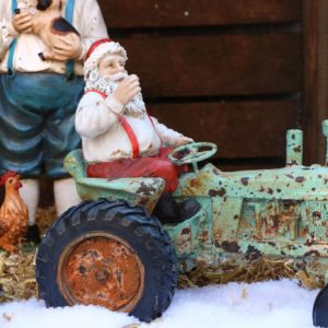 kerstbeeldjes kerstman op tractor polystone beelden